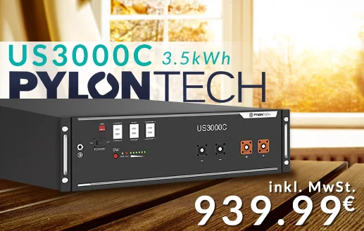 Batterie Pylontech US3000C - 3.5kWh zum Preis von 939.99€ inkl. MwSt. auf einem Holztisch mit einem Fenster im Hintergrund.